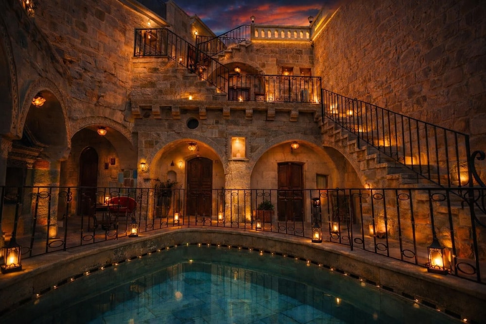 Royal Cave Hotel 48/58