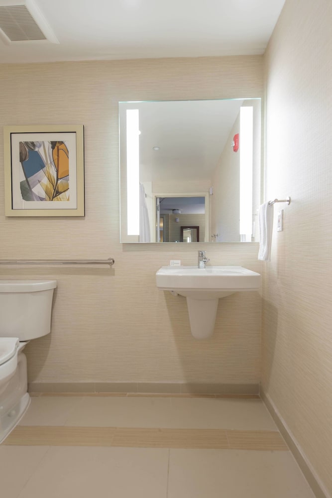 Fairfield Inn Suites New York Queens Fresh Meadows 17/43
