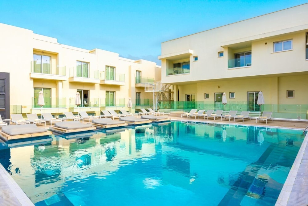 Melpo Antia Hotel & Suites 61/69