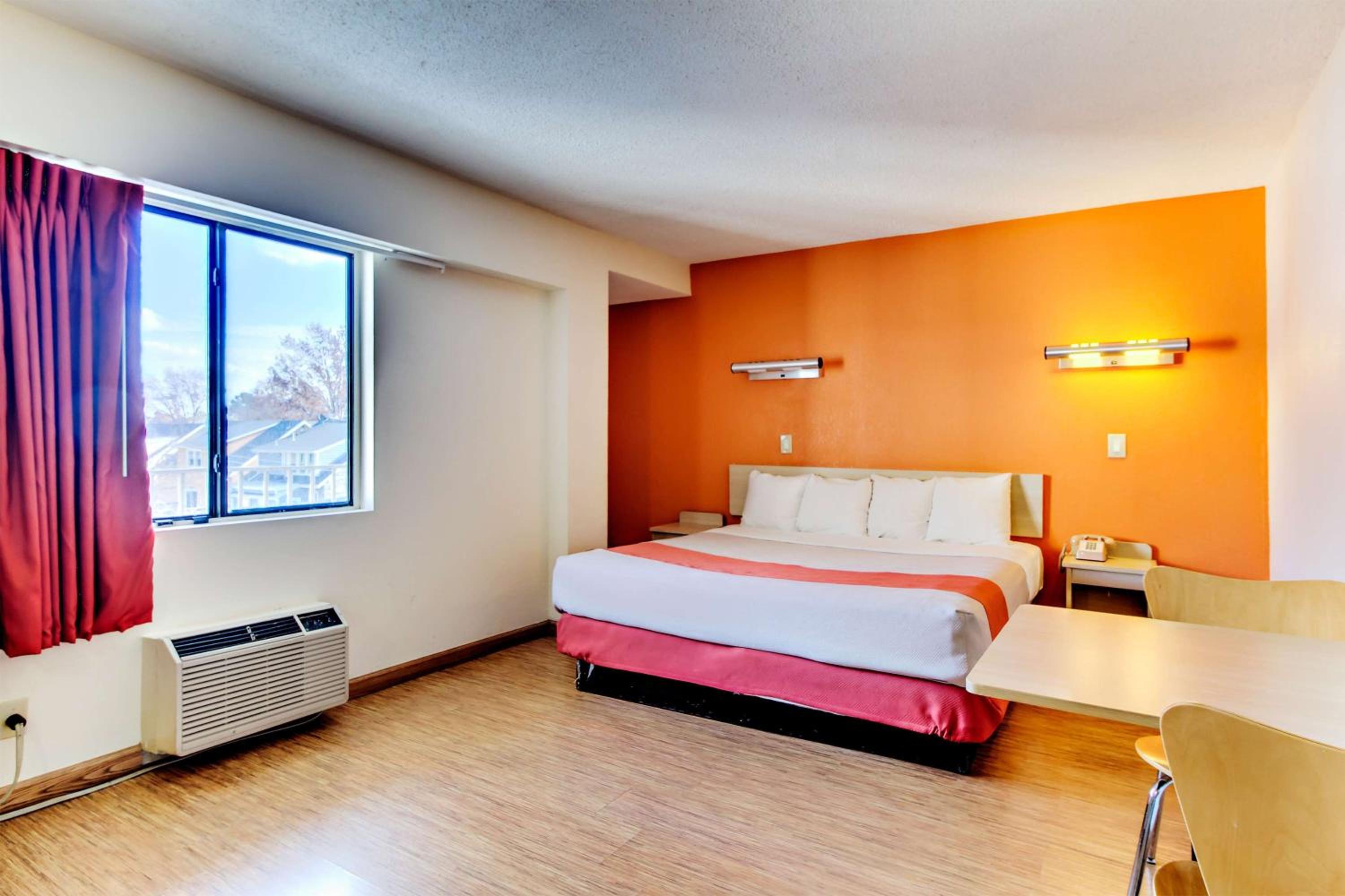 ROOM, KING BED, SMOKING
