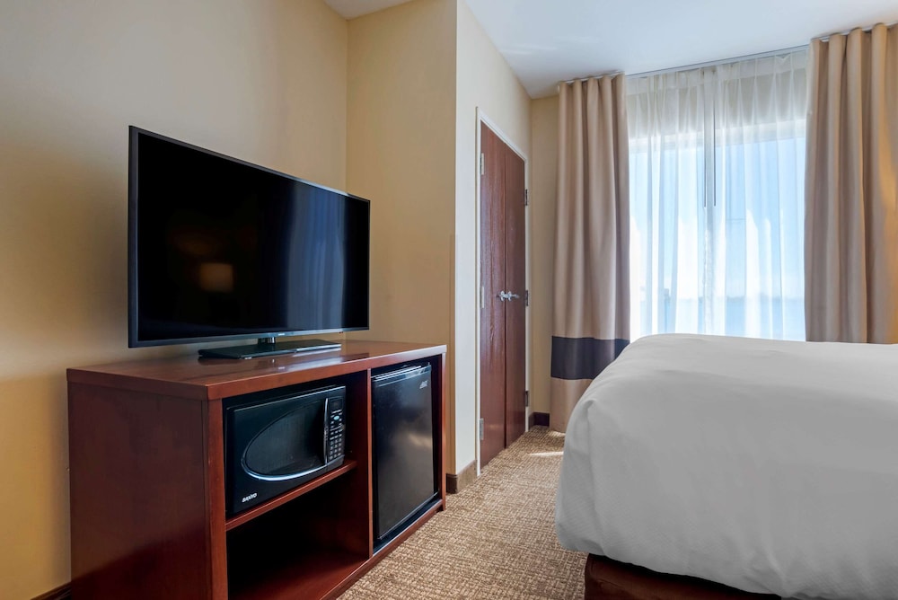 Suite, King Bed, Comfort Suites Foley - North Gulf Shores 3/4