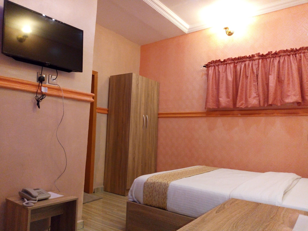 Euro Lounge And Suites 9/16