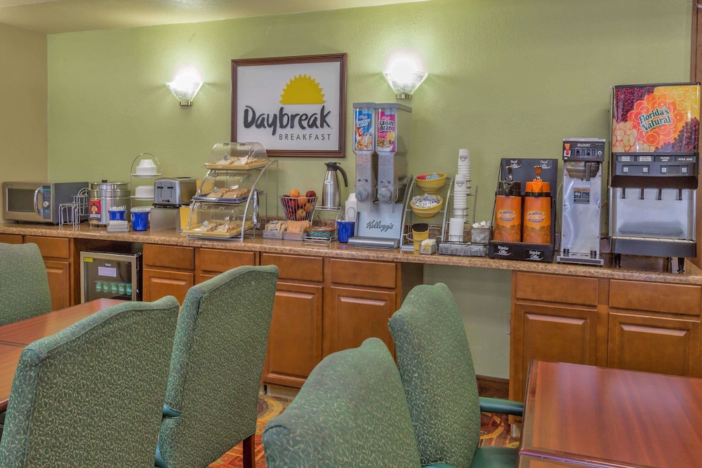 Days Inn Suites By Wyndham Rocky Mount Golden East 43/56