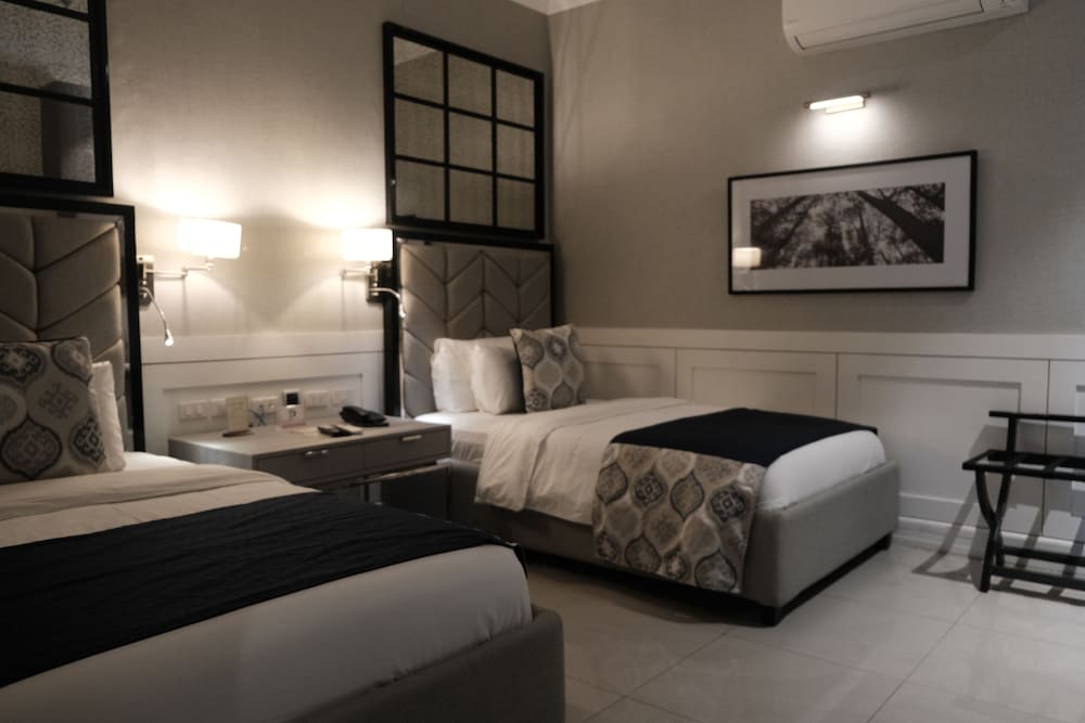 Stonehill Suites 23/65