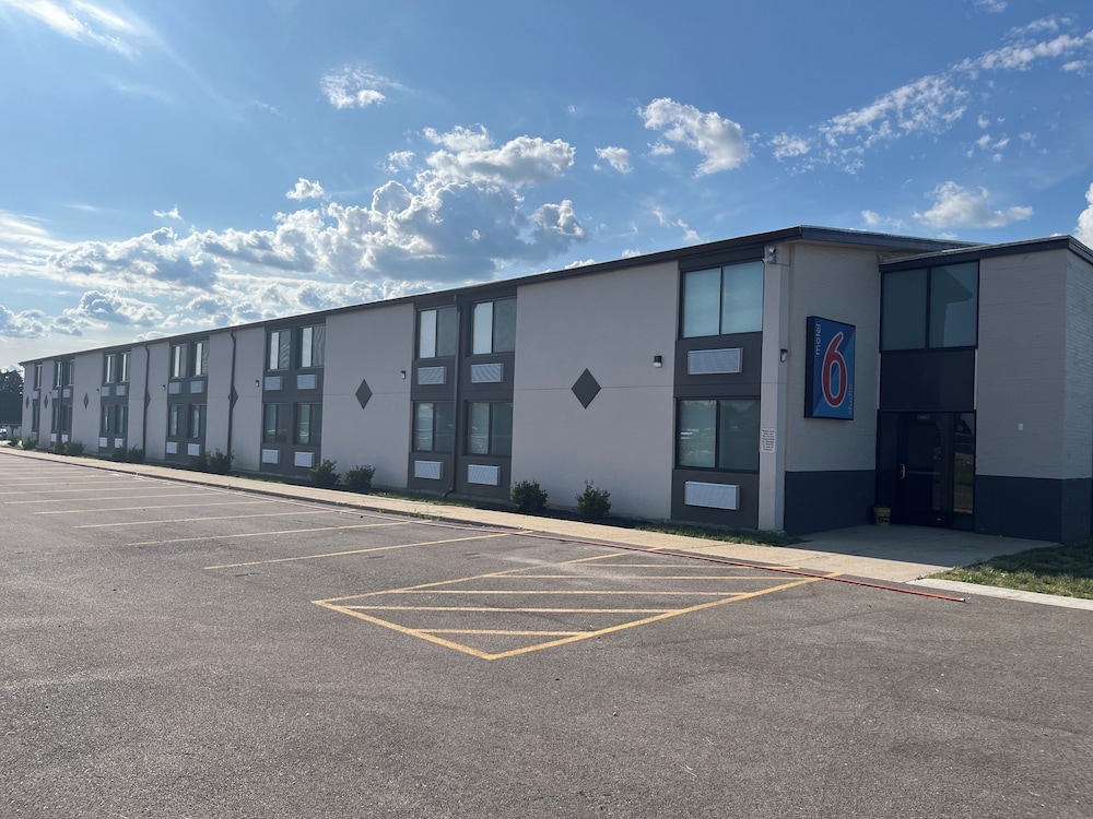 Motel6 Rockford, IL - RFD Airport 15/16