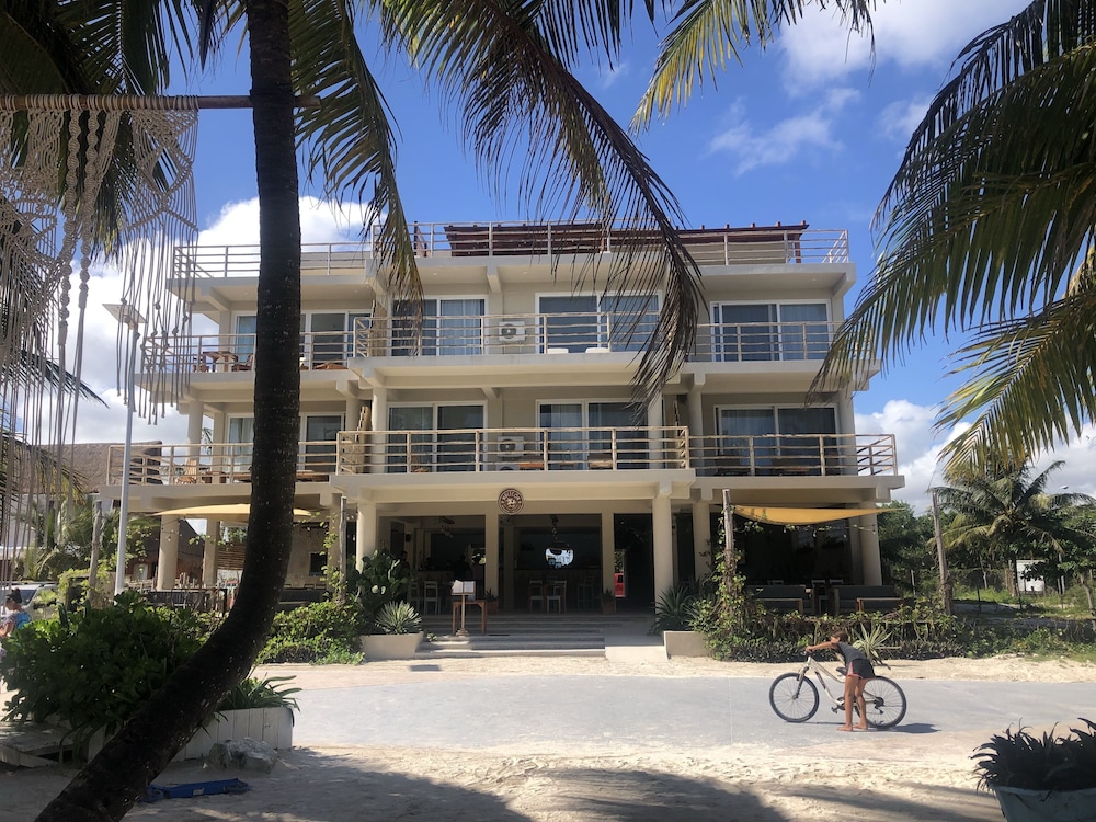 Noah Beach Hotel and Suites 6/55