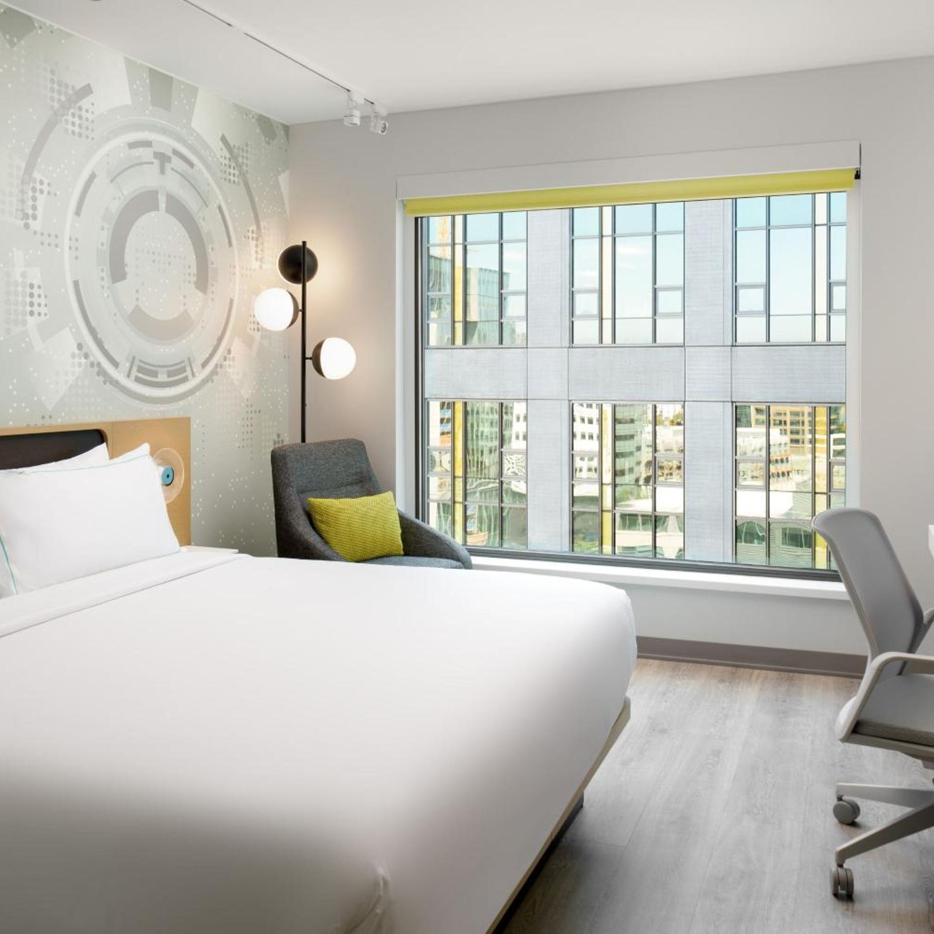 Premier, King Bed, Urban View
