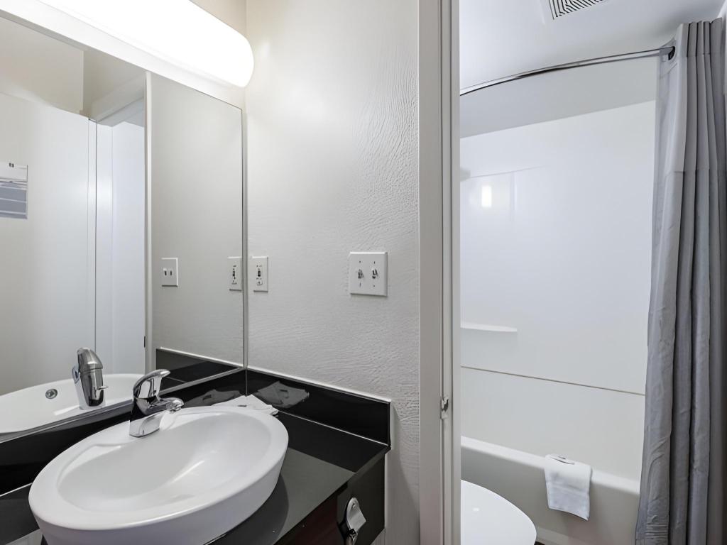 جناح بسريرين كوين مع أريكة، Motel6 Council Bluffs, IA - Omaha East 10/10