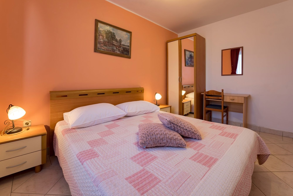 2 BEDROOMS, SUITE, BALCONY