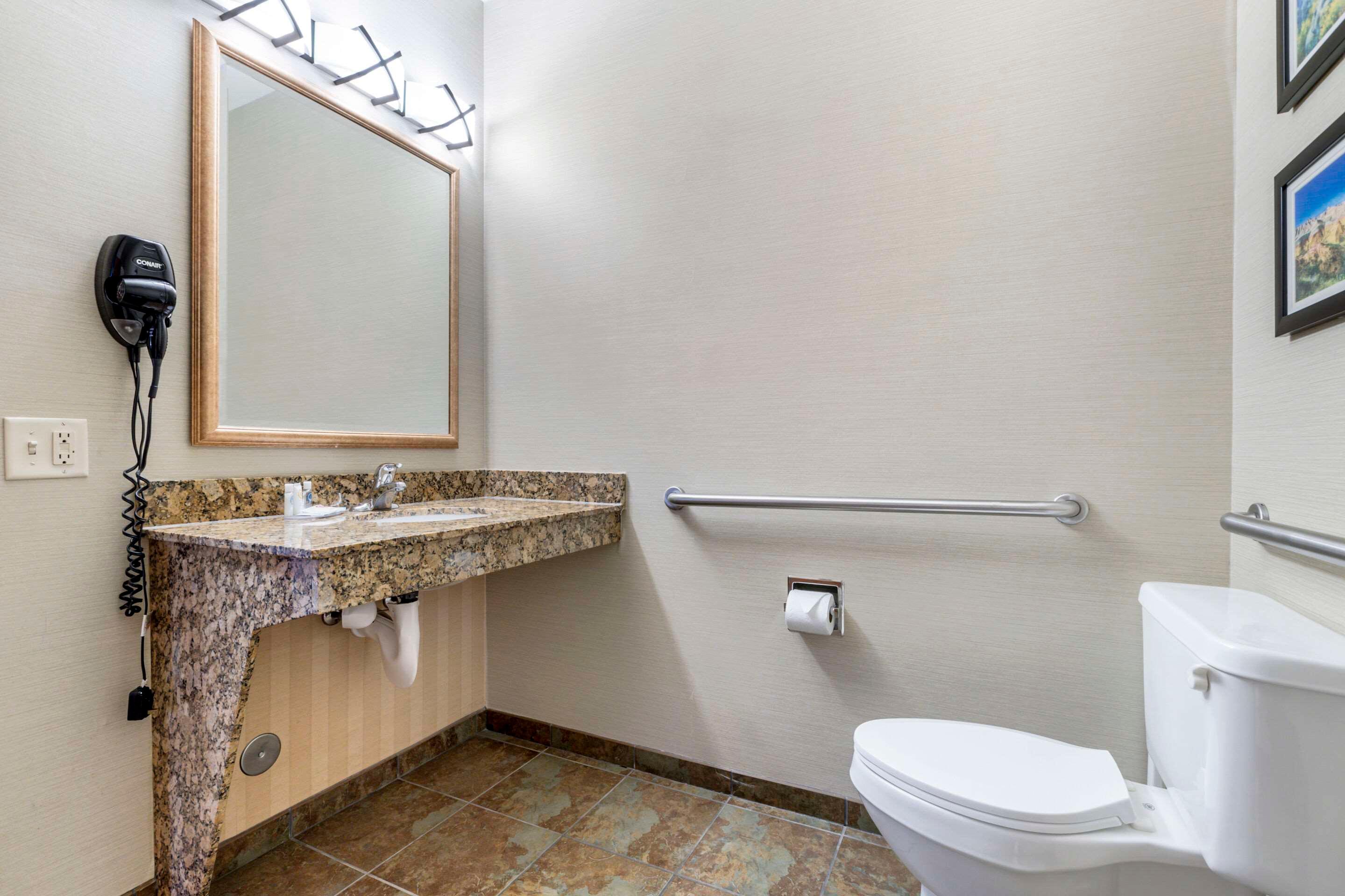 Room, Queen Bed, Accessible, Comfort Inn & Suites Mitchell I-90 4/5