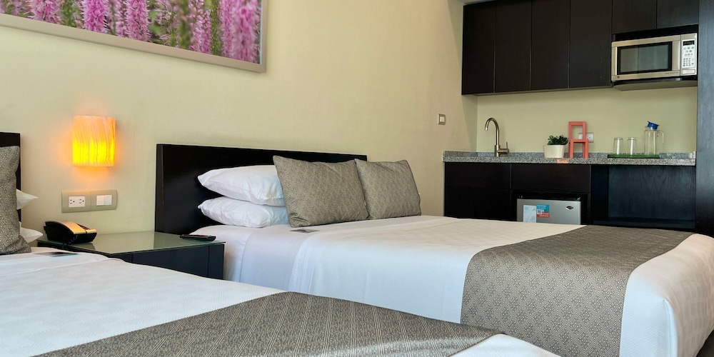 DELUXE, 2 QUEEN BEDS, CITY VIEW