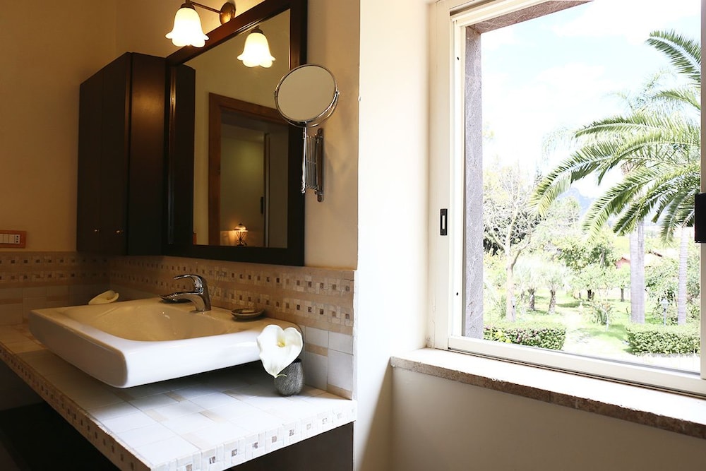 غرفة سوبيريور بسرير كينج وسرير فردي بإطلالة على الحديقة، La Villa 4/9
