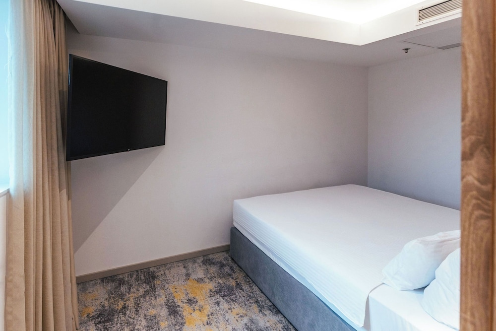 JUNIOR SUITE, KING BED, SOFA