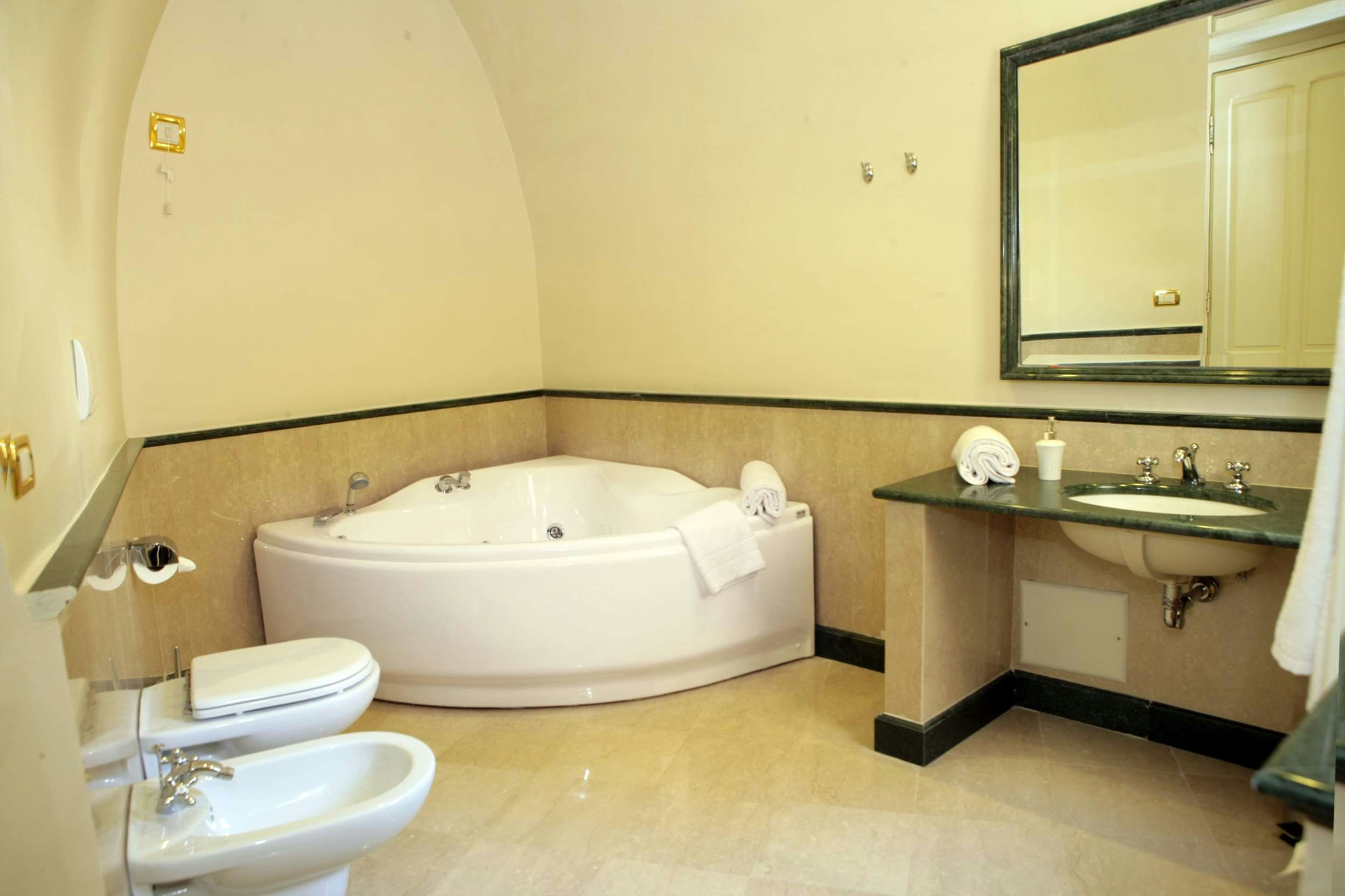 Suite Hotel Santa Chiara 50/50