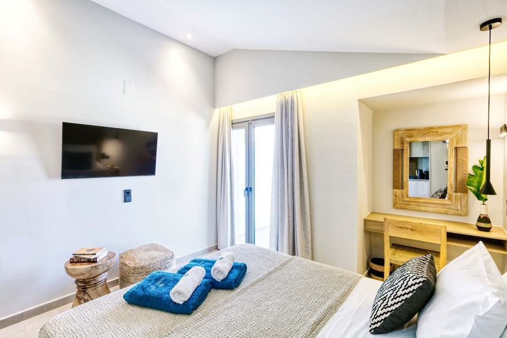DELUXE, DOUBLE OR TWIN BED