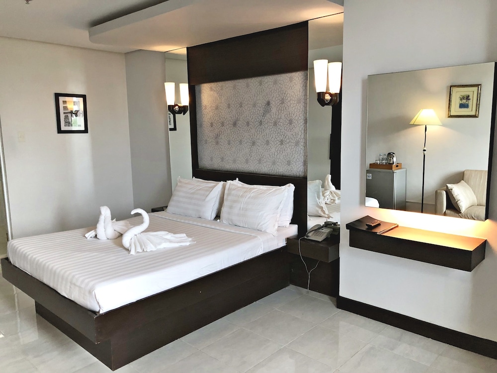 Ninong's Hotel 10/41