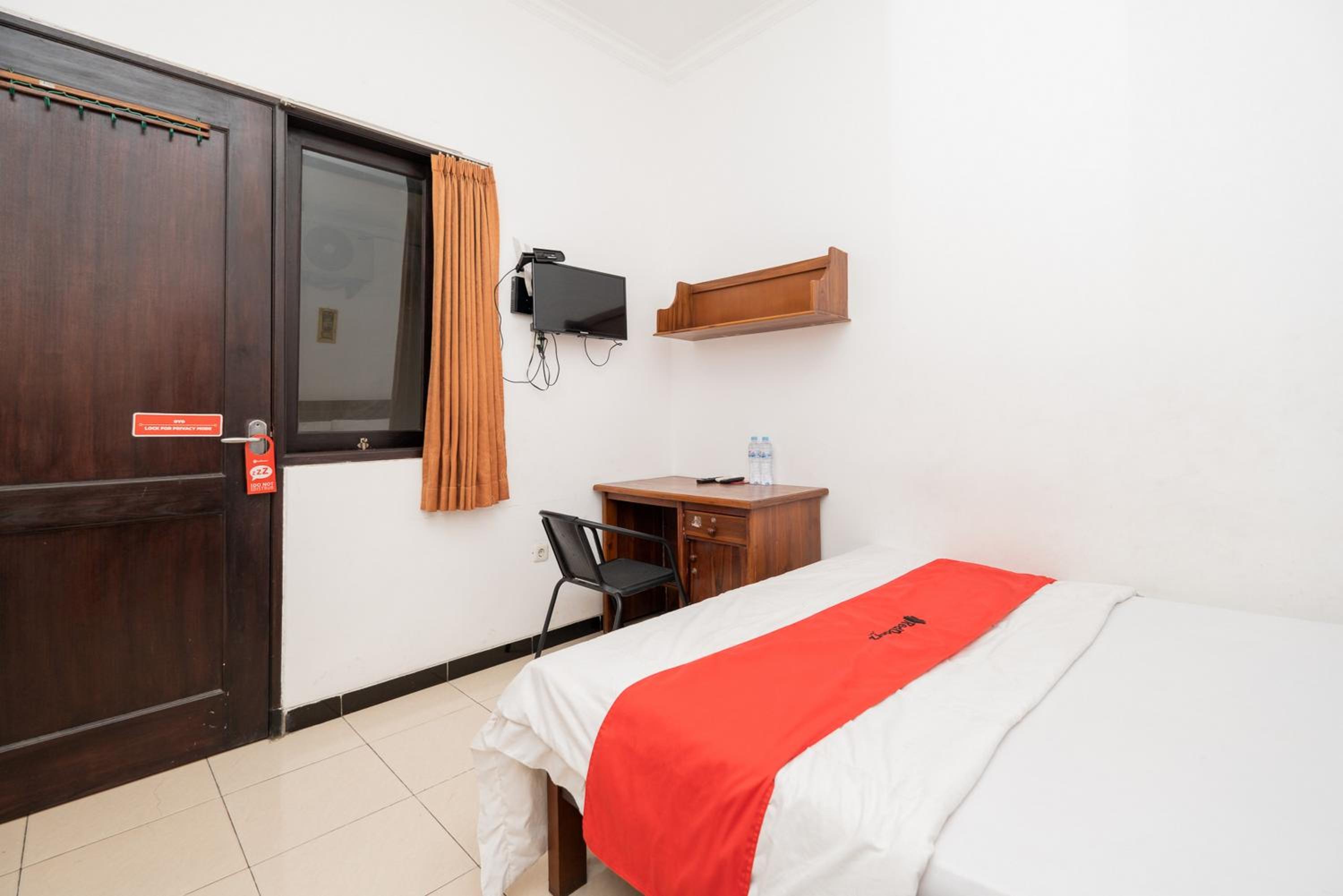 OYO Flagship 90524 Holistay Surabaya New 18/33