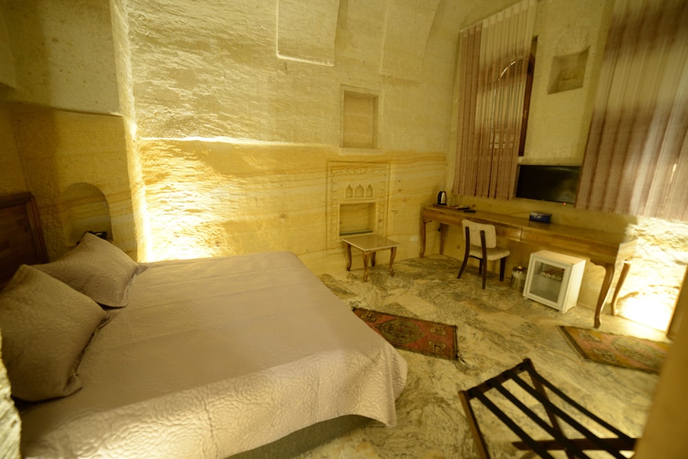 Crassus Cave Hotel 32/50