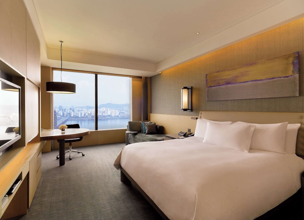 DELUXE, KING BED, CITY VIEW, ACCESSIBLE