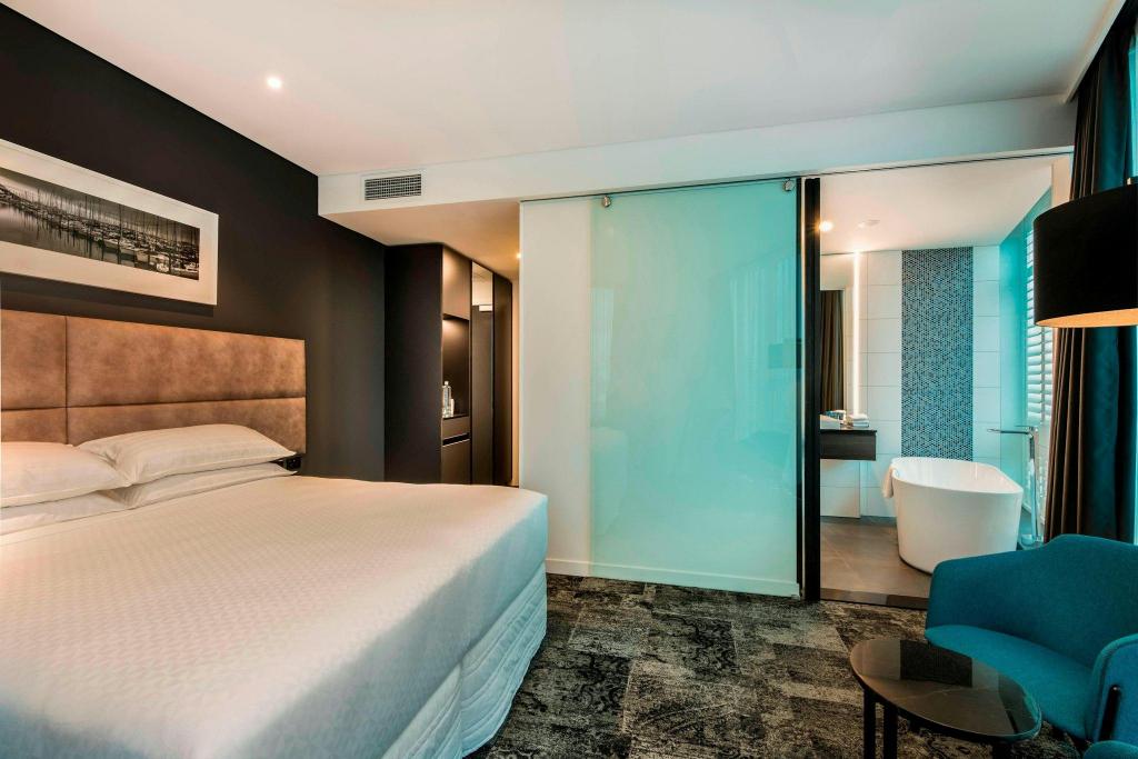 Sky, Guest Room, King Bed, Tower View, Large, Corner