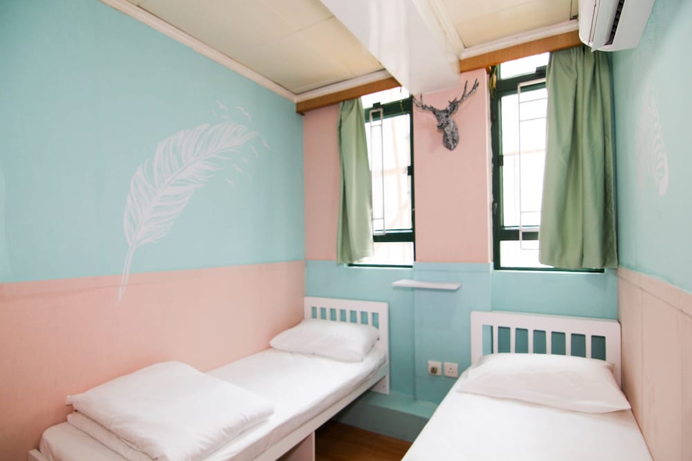 ROOM, TWIN BEDS