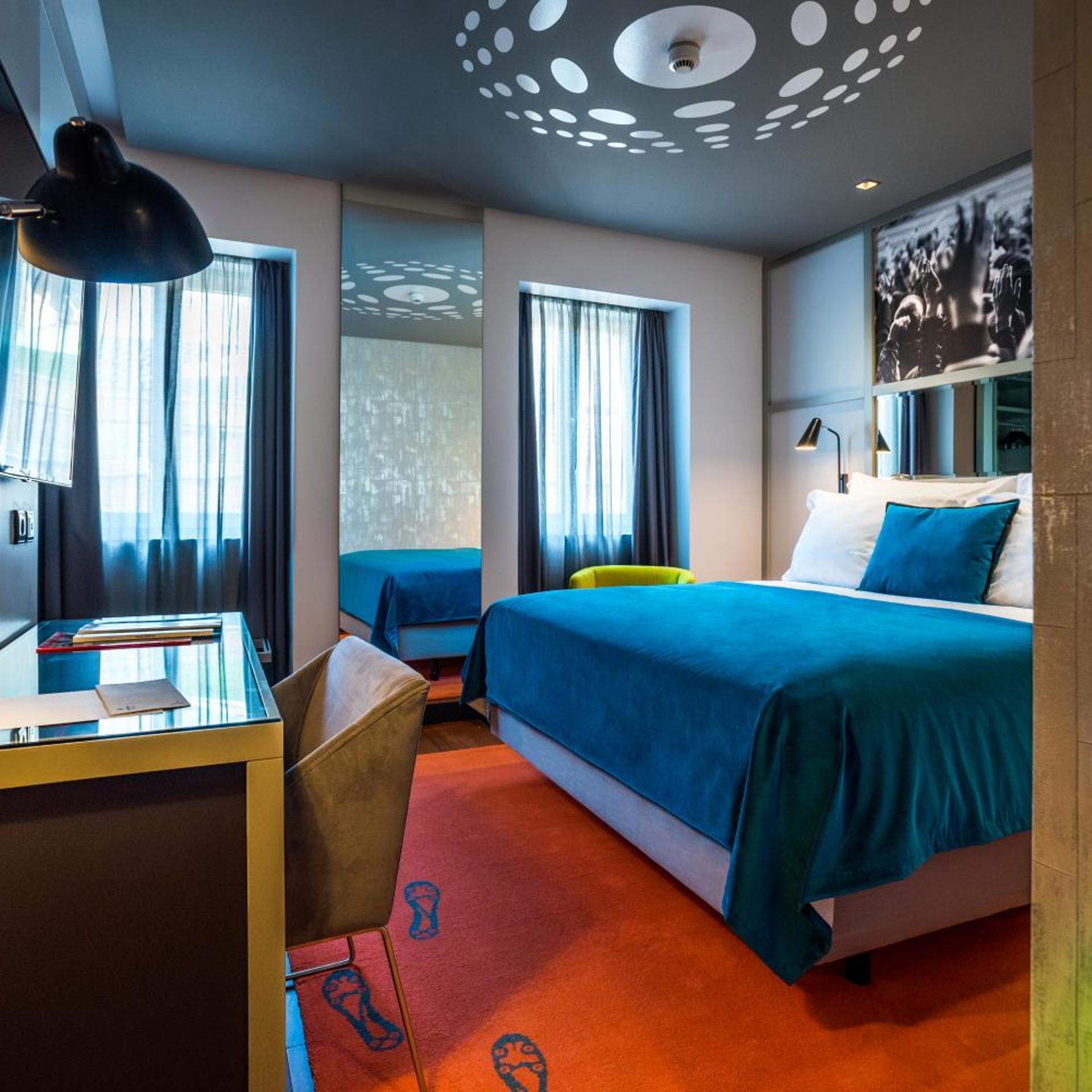 Cr, Double Bed