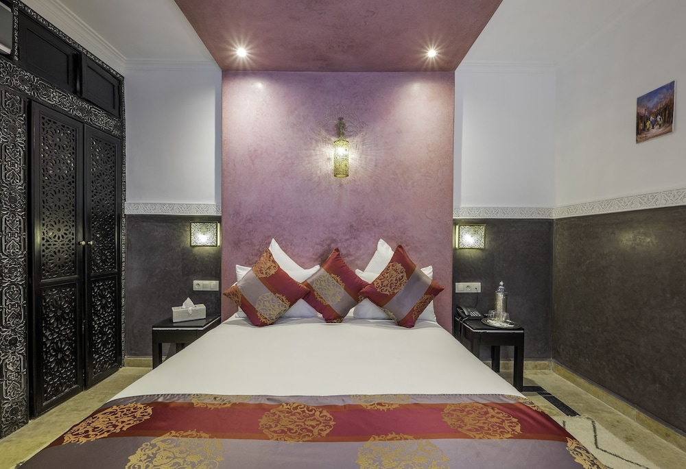 DELUXE, DOUBLE OR TWIN BED