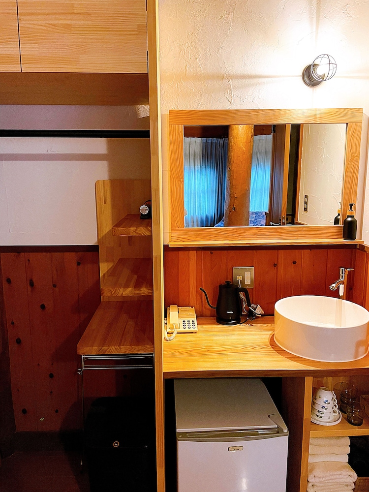 Log, Twin Beds, Private Bathroom