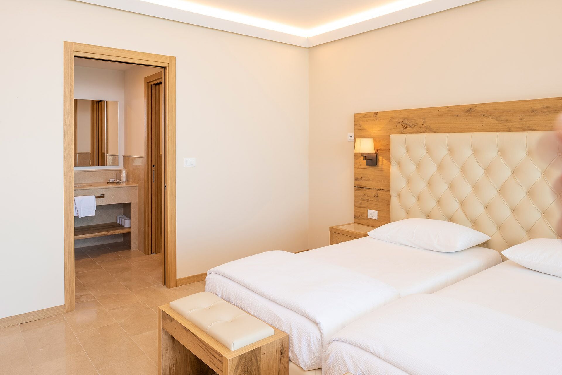 SUITE, LAKE VIEW, POOL ACCESS