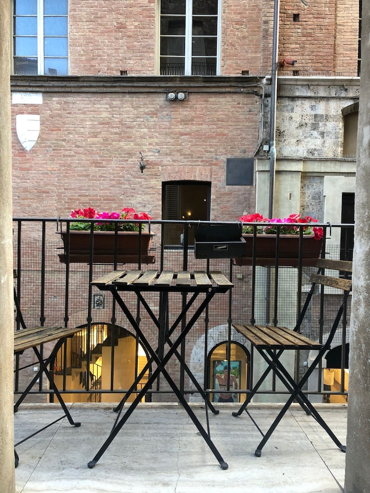 Piccolo Hotel Etruria 60/69