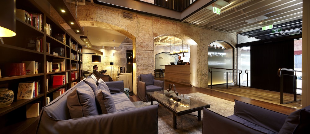 Harbour Rocks Hotel 44/70