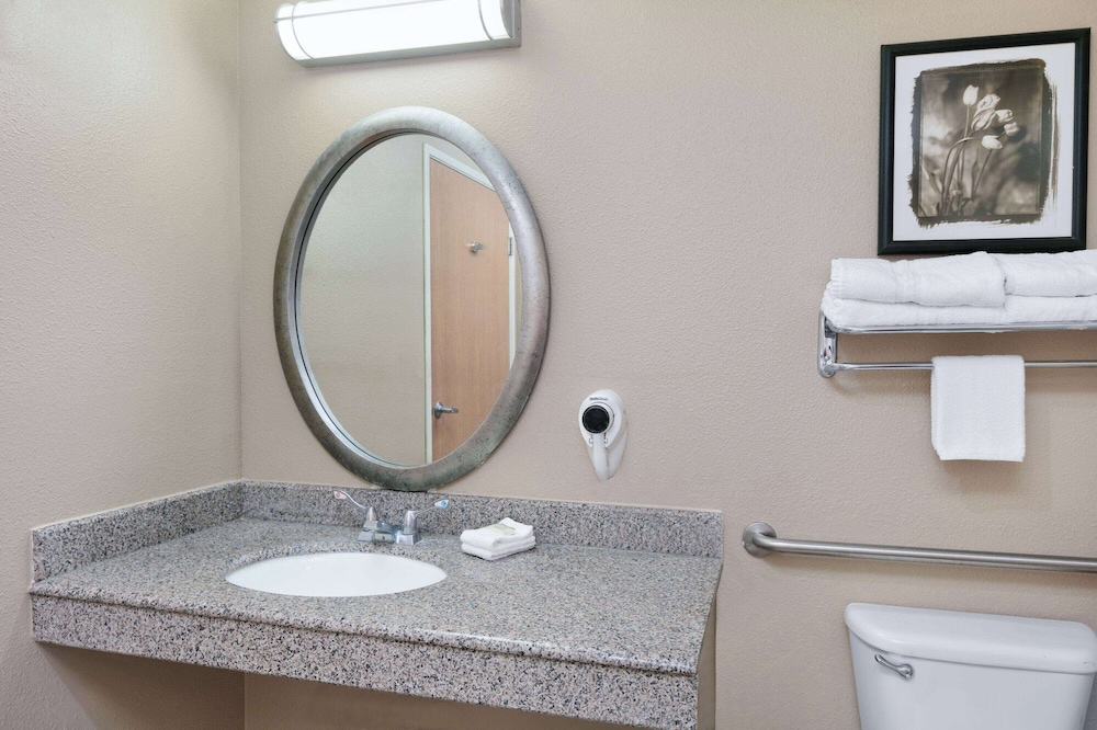 Super 8 by Wyndham New Braunfels I-35 34/36