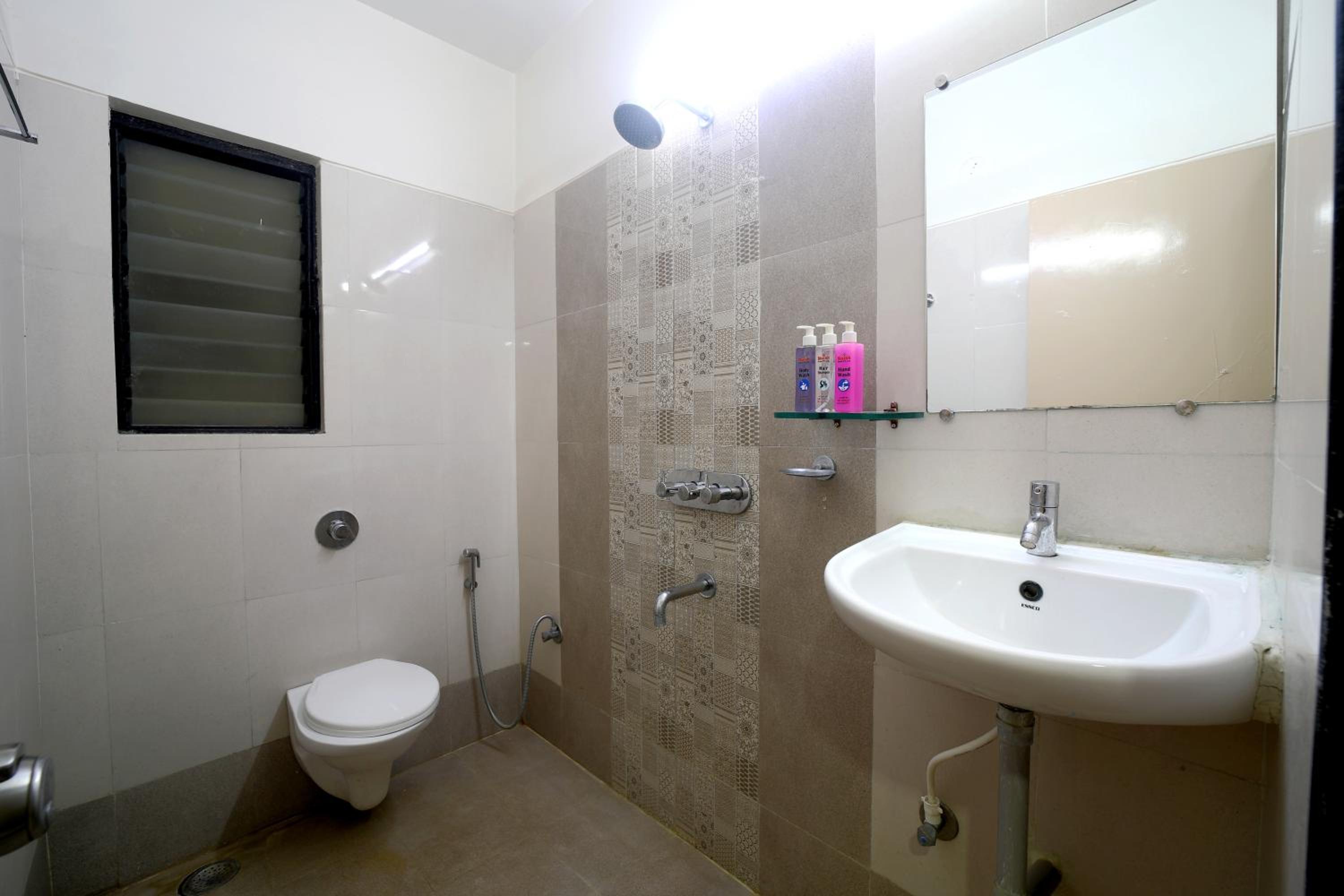 Oyo 4445 Hotel Saishri 60/63