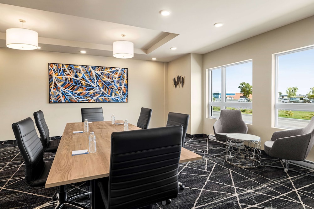 Microtel Inn & Suites Montreal Airport-Dorval QC 27/35