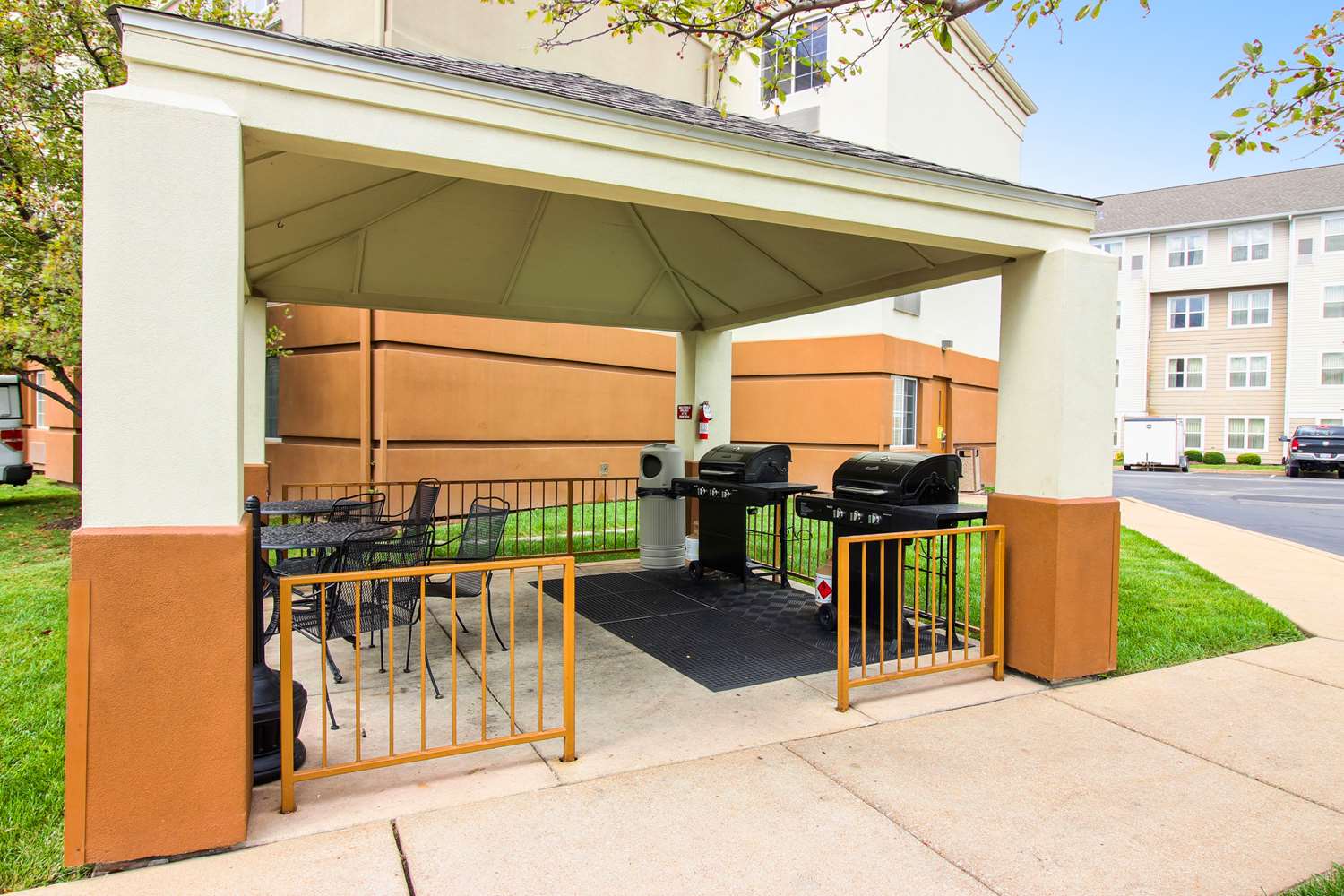 Sonesta Simply Suites St Louis Earth City 8/35