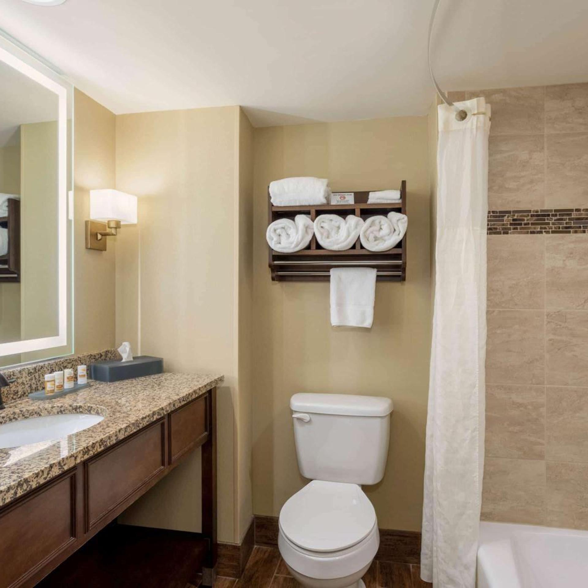 غرفة بسرير كوين بشرفة، La Quinta Inn Suites Pigeon Forge 4/4