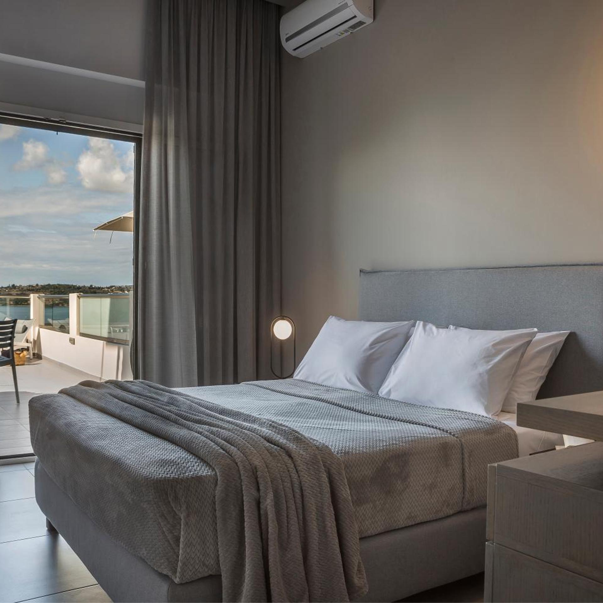 غرفة ديلوكس بسرير مزدوج بإطلالة على البحر بشرفة، Limanaki Hotel 4/10