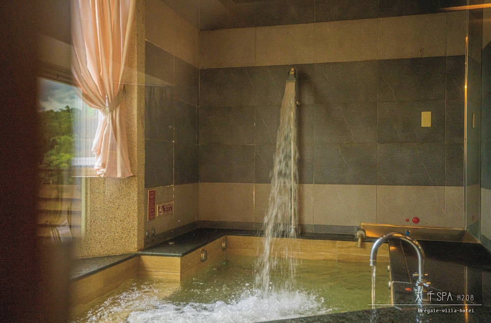 Regale Villa Hotel 30/73