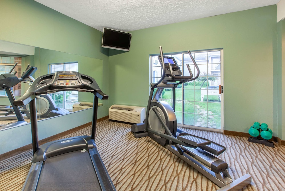 Days Inn by Wyndham Petoskey 16/31