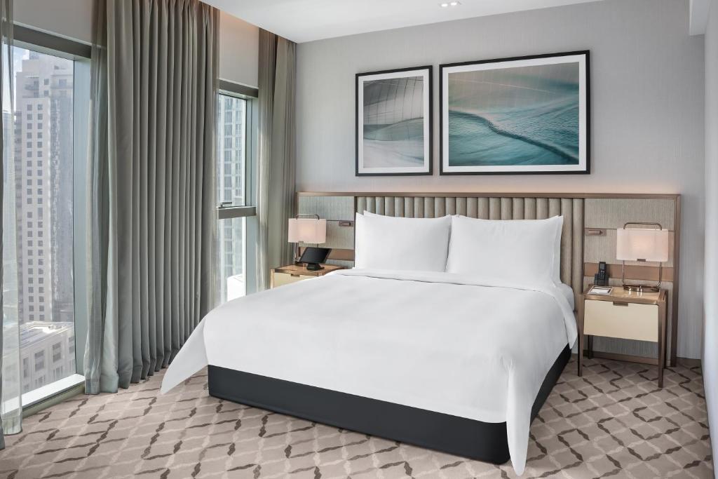 Premium 3B with Skyline View in Address Harbor Point 8/41