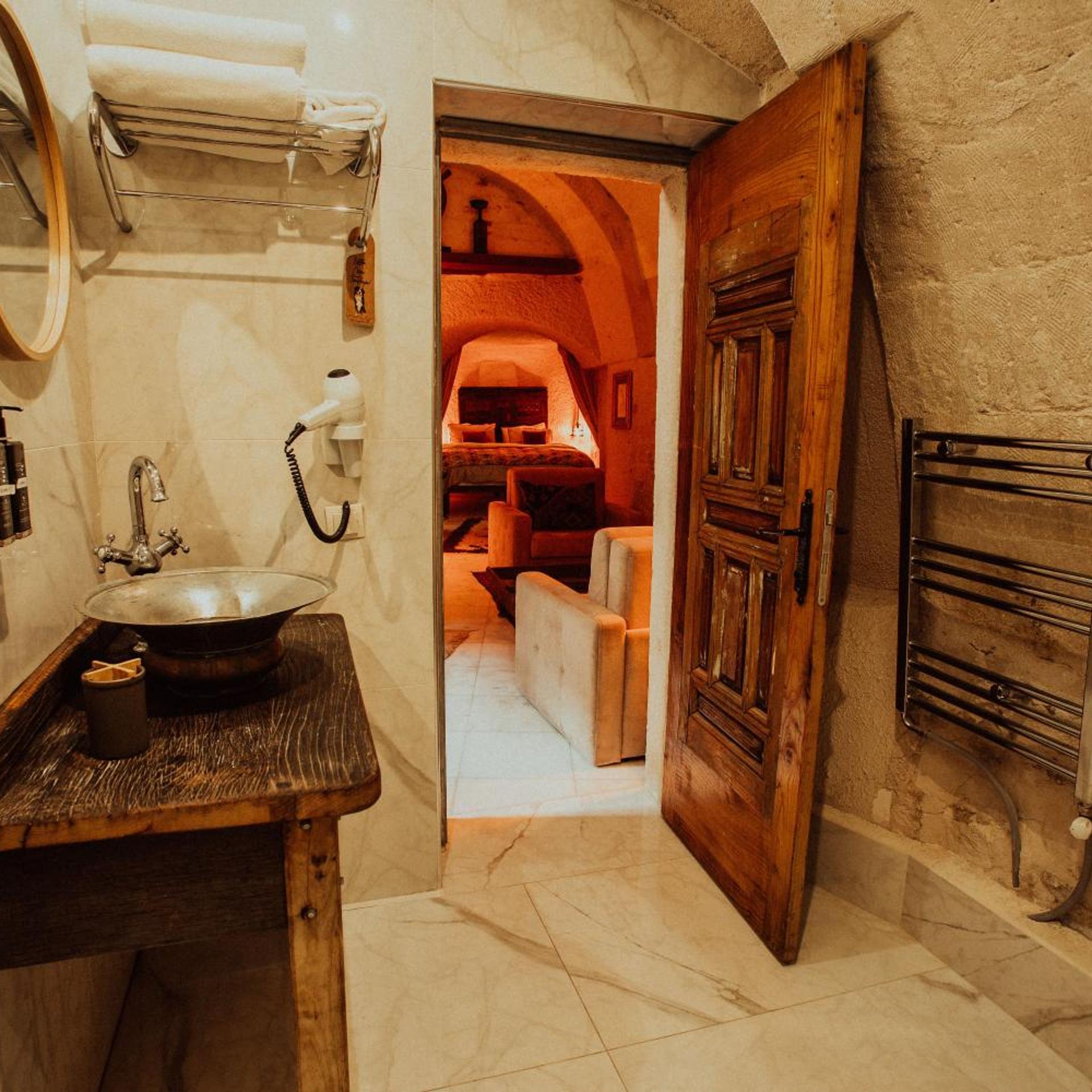 Cave, Suite