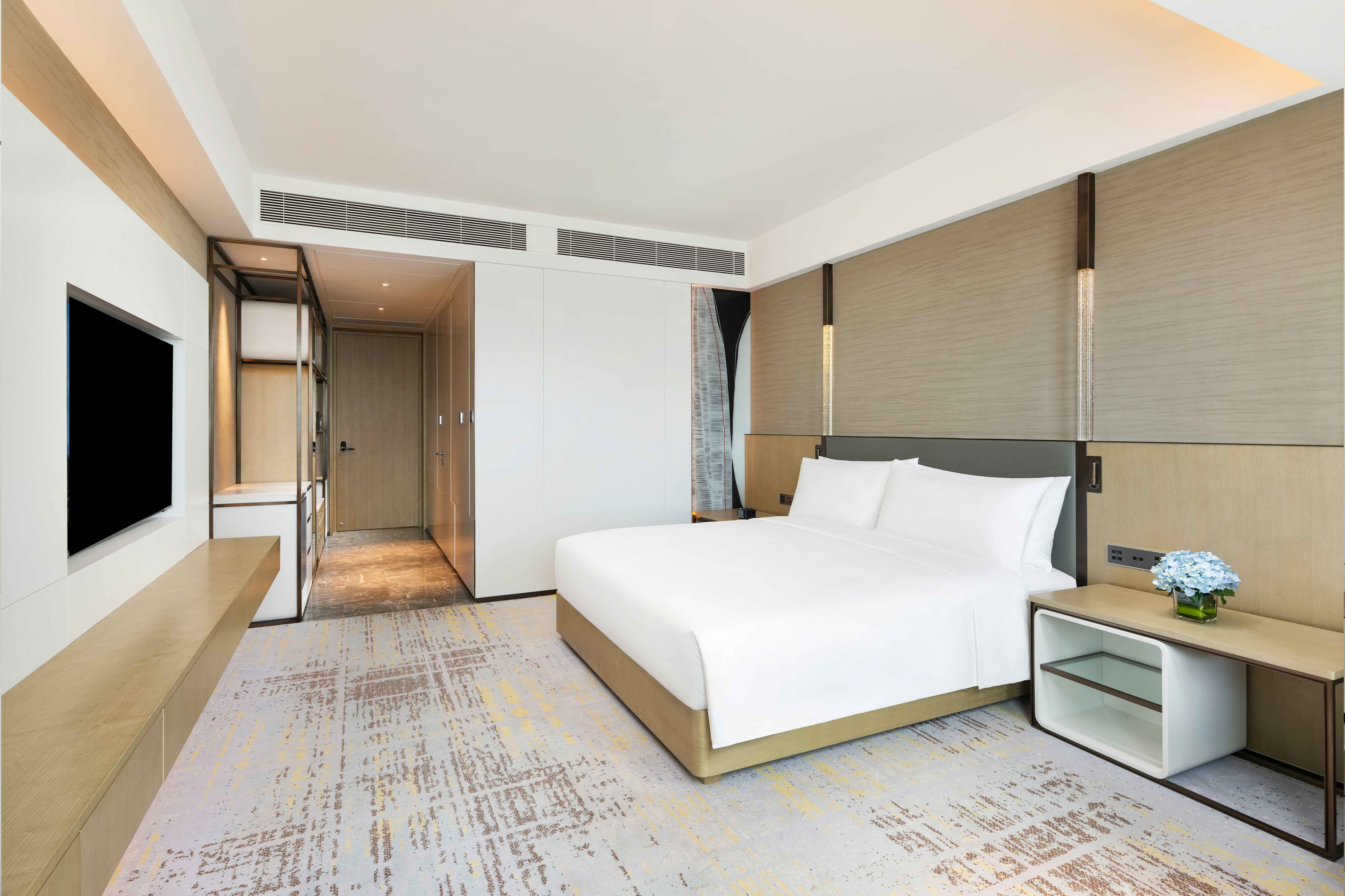 GUEST ROOM, KING BED