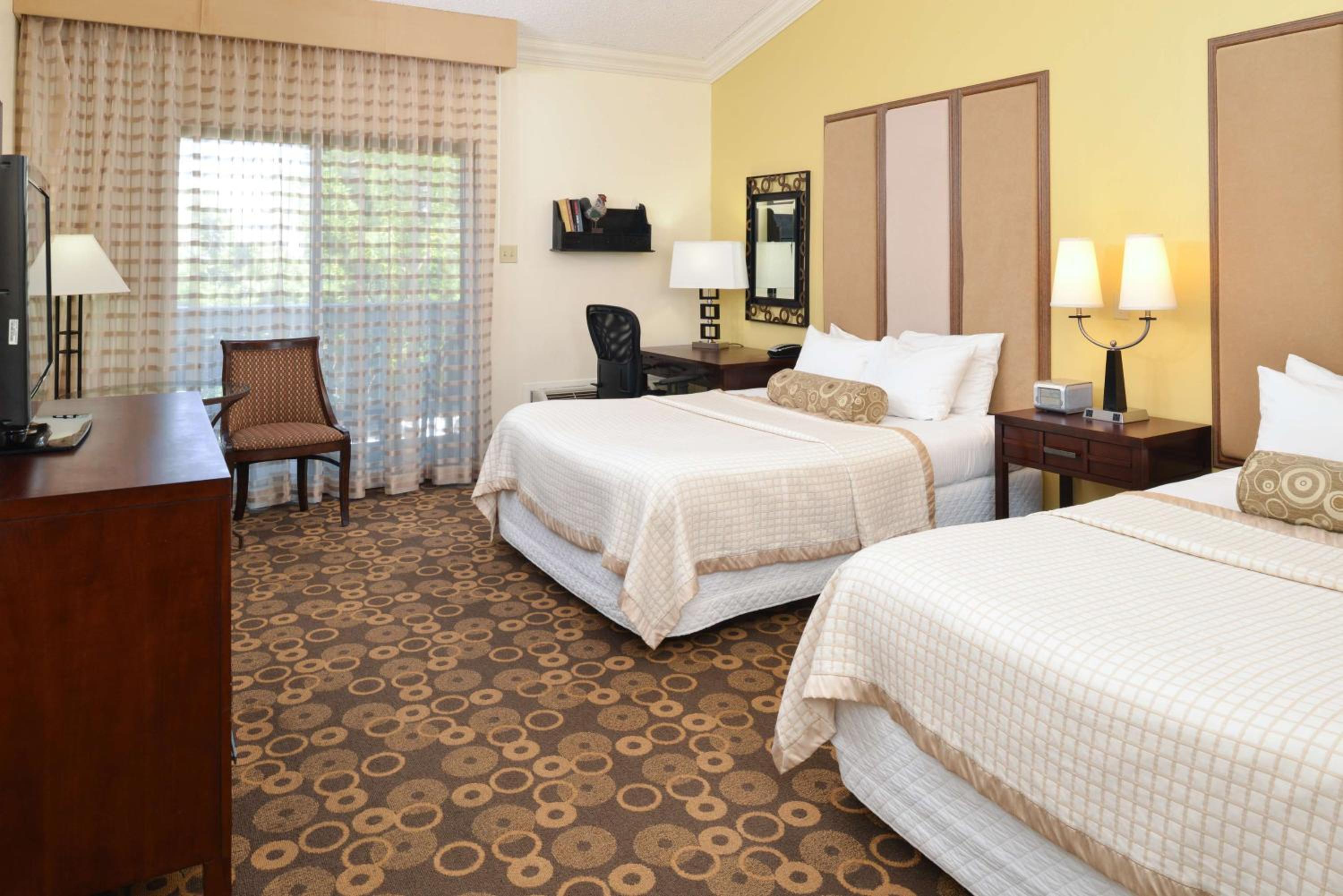 Deluxe, 1 Queen and 1 Double Bed, Queen Bed