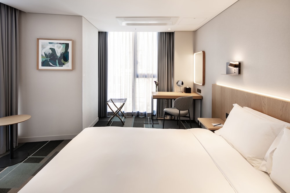 DELUXE, DOUBLE BED, CORNER