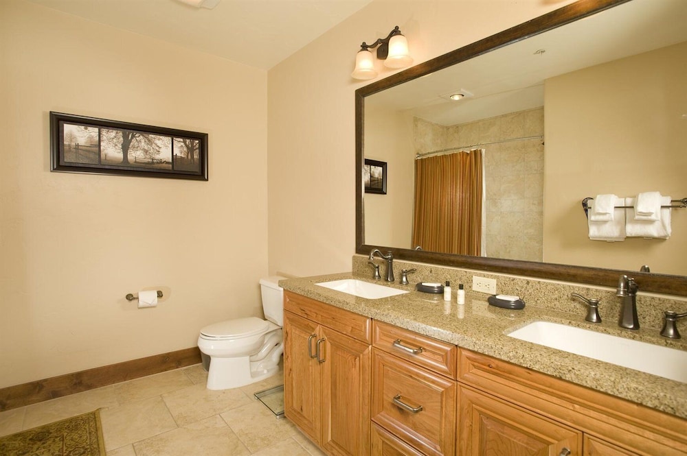 Crystal Peak Lodge 24/74