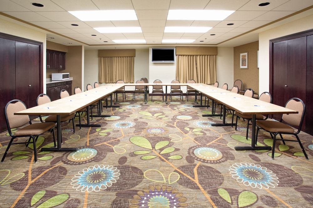 Holiday Inn Express and Suites Minot 48/50