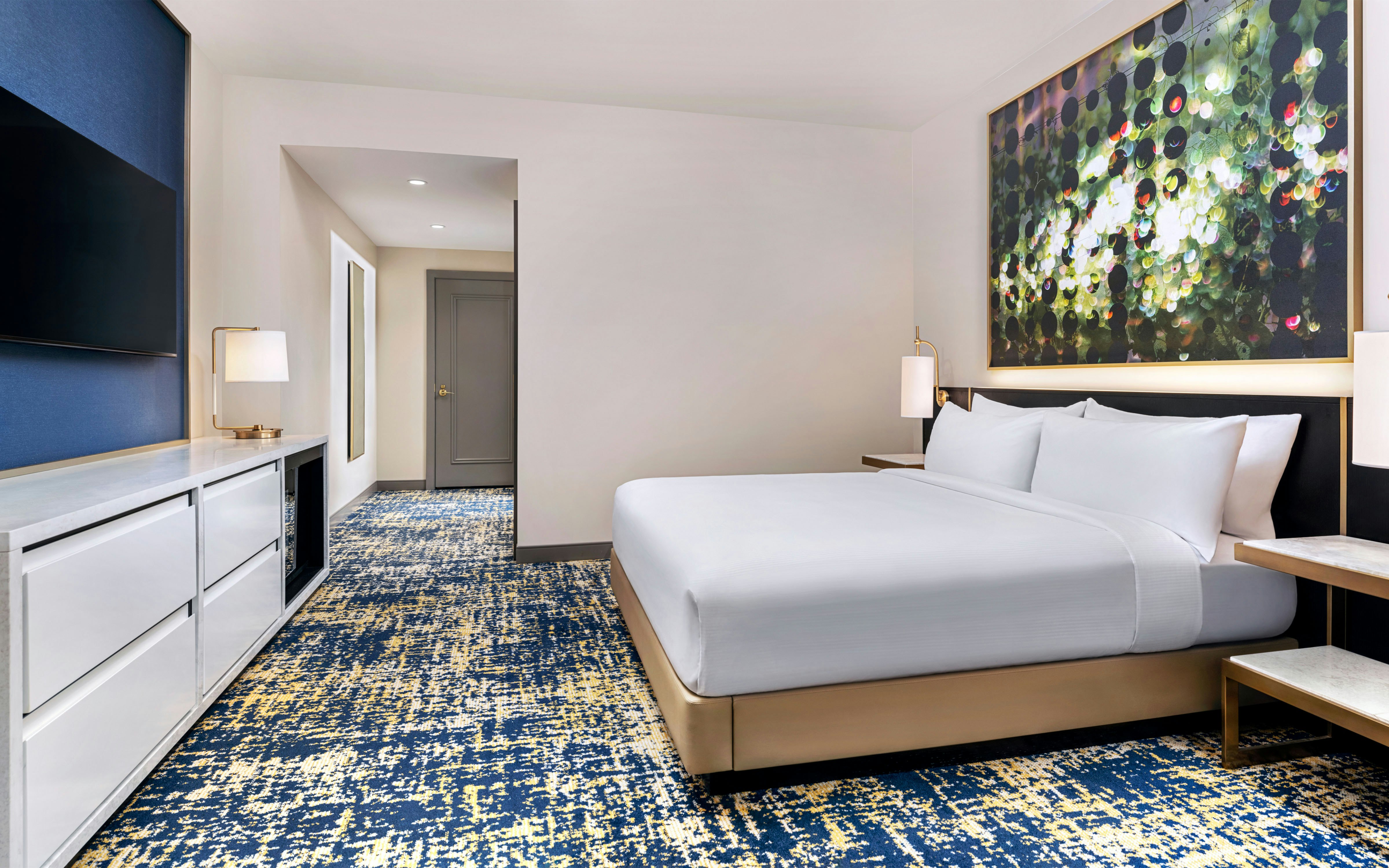 DELUXE, KING BED