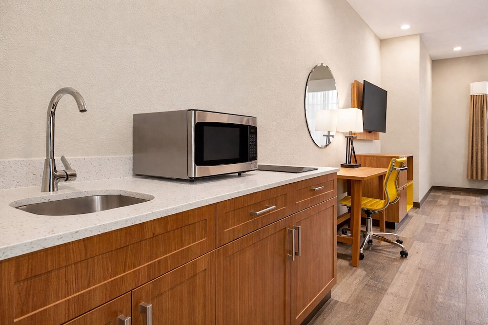 Days Inn & Suites by Wyndham Greater Tomball 58/61