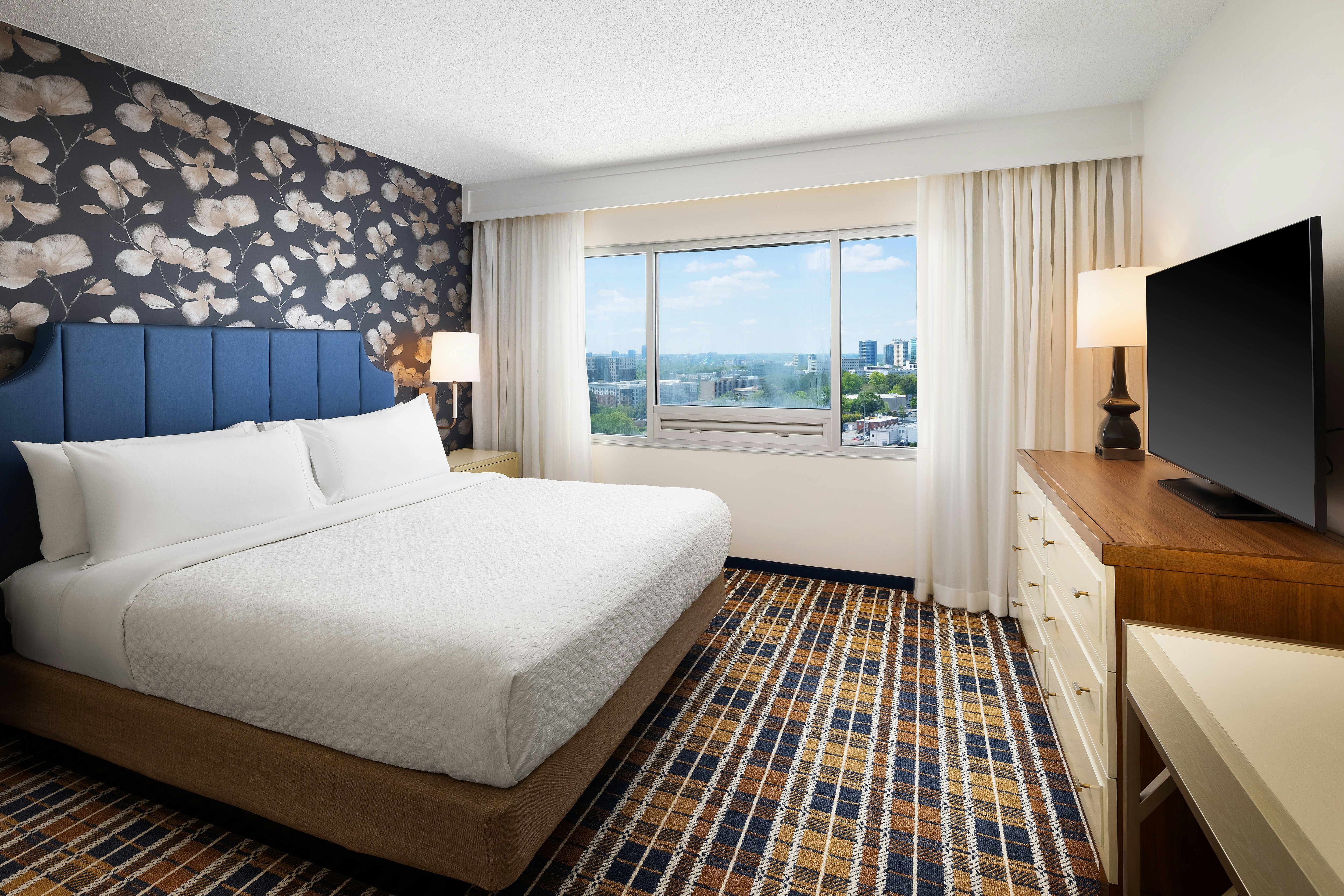 Suite, King Bed, City View