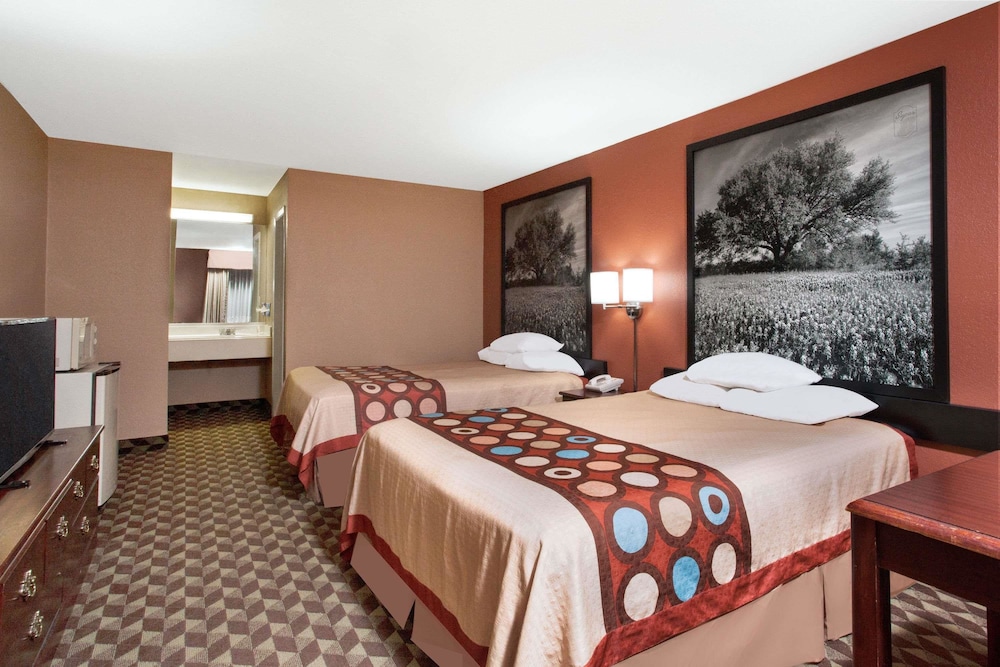 Super 8 by Wyndham Bastrop TX 9/17
